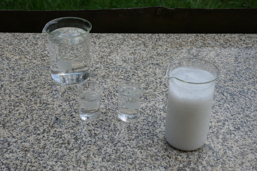 Herstellung eines Kolloids aus weißem Calcium- Silikat (rechts)